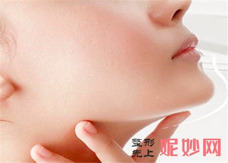 关于垫下巴，是注射玻尿酸填充更好还是用假体更好？
