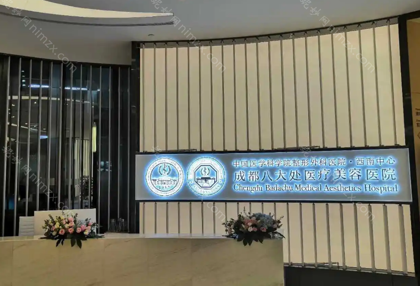 做硅胶隆胸要怎么选择医院，成都有哪些医院做硅胶隆胸好的吗?