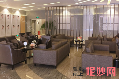 重庆比较好的隆胸整形机构,专家集中在军美、鹏爱、雷纳