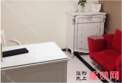 温州做双眼皮修复医生推荐！温州市东华医院整形美容科、温州红旗医院实力抢眼附面部双眼皮修复价格参考