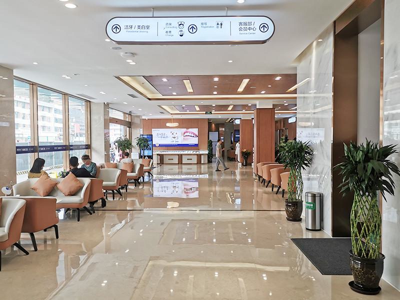 成都新桥牙科医院牙齿矫正烤瓷牙种植牙价格表