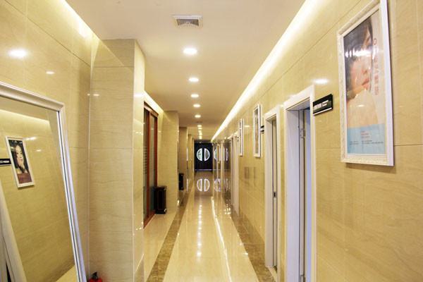 广州玻尿酸去黑眼圈费用是多少呐(2025广州玻尿酸去黑眼圈参考价为：18302元)